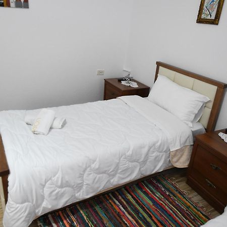 Guest House Luli เบราท ภายนอก รูปภาพ